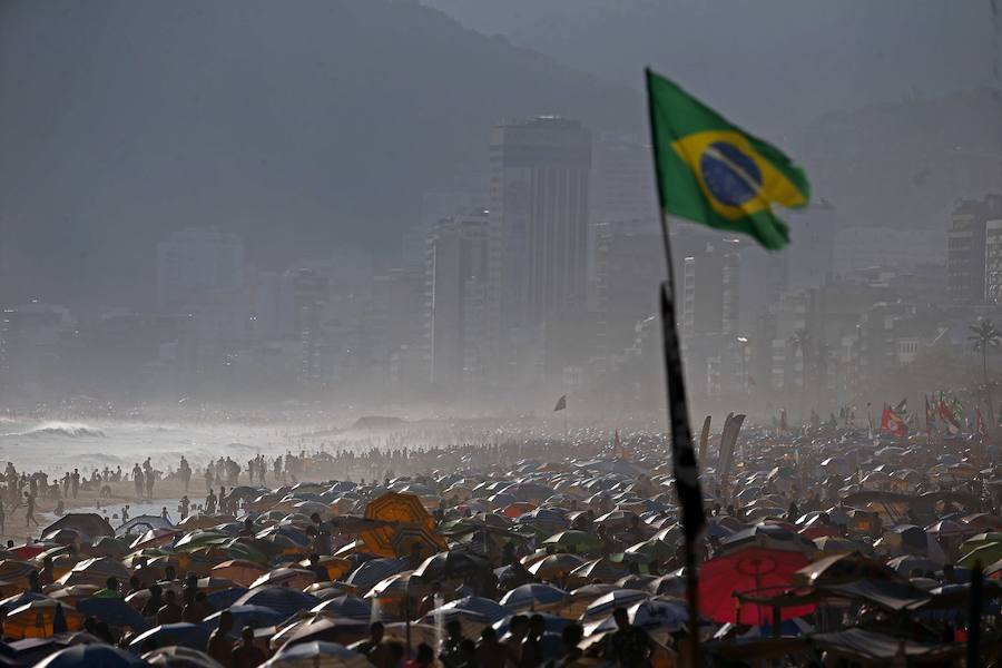 Ya ha comenzado ell verano austral. Pero las playas de Río de Janeiro ya están llenas de bañistas desde hace unas semanas. Y es que el calor aprieta. El martes los termómetros alcanzaron 40,7 grados en la zona oeste de la ciudad, en el que ha sido el día más caluroso en varios años, con una sensación térmica de 45 grados. El mar está calmado y apenas hay olas en las transparentes aguas. Las imágenes han sido tomadas en la Floresta de Tijuca, el bosque urbano más grande del mundo, y en los arenales del oeste de Río.