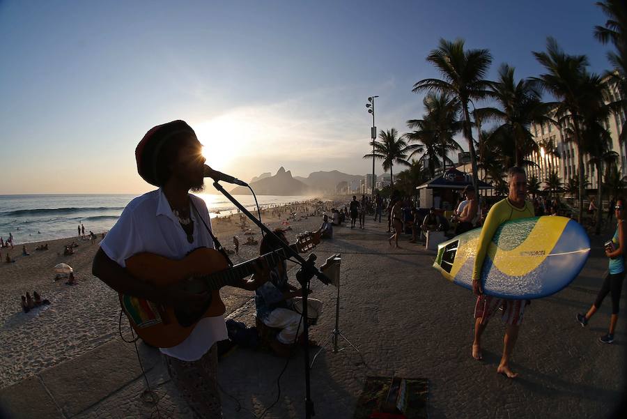 Ya ha comenzado ell verano austral. Pero las playas de Río de Janeiro ya están llenas de bañistas desde hace unas semanas. Y es que el calor aprieta. El martes los termómetros alcanzaron 40,7 grados en la zona oeste de la ciudad, en el que ha sido el día más caluroso en varios años, con una sensación térmica de 45 grados. El mar está calmado y apenas hay olas en las transparentes aguas. Las imágenes han sido tomadas en la Floresta de Tijuca, el bosque urbano más grande del mundo, y en los arenales del oeste de Río.
