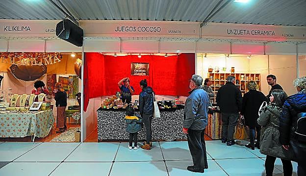 Apertura. El público se acercó ayer por la tarde para echar el primer vistazo a los stands de la carpa de la plaza Unzaga.