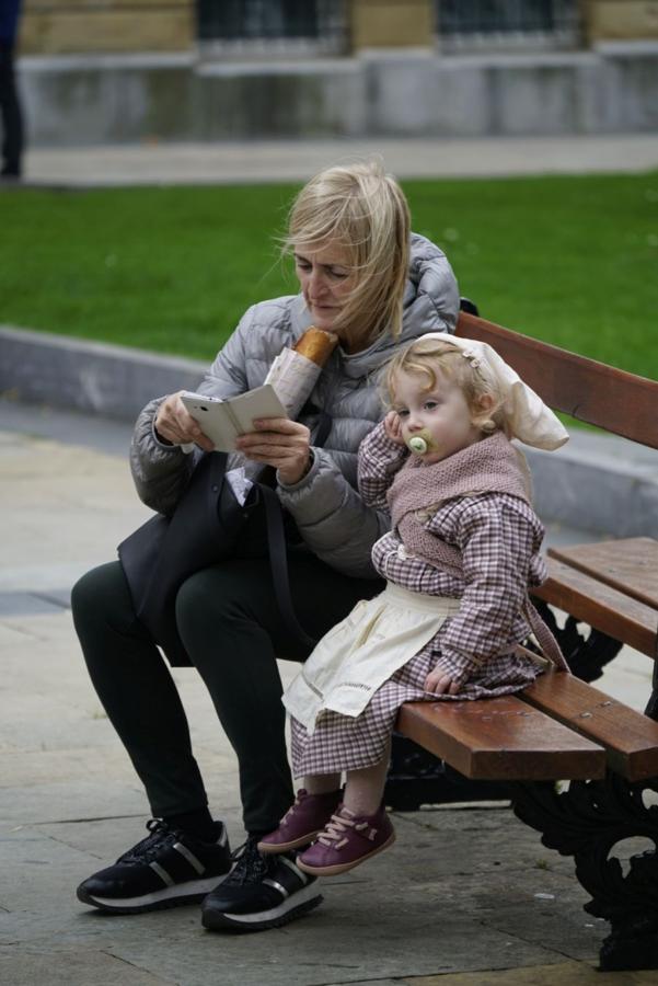 Donostia se viste de tradición y buen ambiente por Santo Tomás. Los diferentes puestos de talos y txistorra funcionan a pleno rendimiento desde primera hora, y los puestos de verduras, frutas, reposteria, pan y artesanías contribuyen a dar color a la ciudad. 