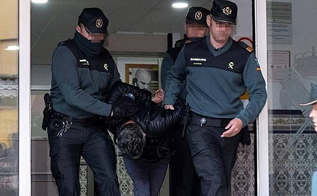 Bernardo Montoya abandona la Comandancia de Huelva para ser llevado ante juez escoltado por la Guardia Civil.