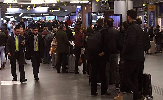 Colas más largas de las habituales debido a las cancelaciones.