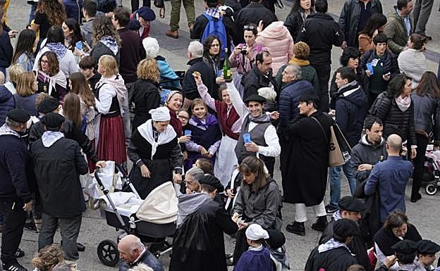 'Gilda' luce espléndida desde primera hora en la plaza de la Constitución