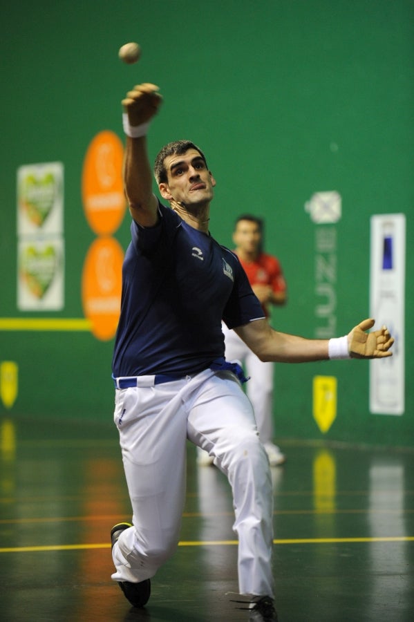 Bengoetxea VI y Ander Imaz se aferran a la clasificación del Campeonato de Parejas tras derrotar 22-18 a Ezkurdia y Ladis Galarza este sábado en el frontón Uarkape de Arrasate, lleno con casi mil espectadores. 