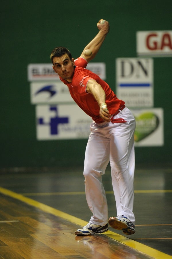 Bengoetxea VI y Ander Imaz se aferran a la clasificación del Campeonato de Parejas tras derrotar 22-18 a Ezkurdia y Ladis Galarza este sábado en el frontón Uarkape de Arrasate, lleno con casi mil espectadores. 