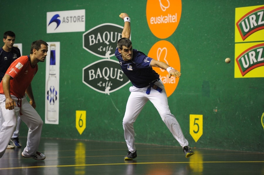 Bengoetxea VI y Ander Imaz se aferran a la clasificación del Campeonato de Parejas tras derrotar 22-18 a Ezkurdia y Ladis Galarza este sábado en el frontón Uarkape de Arrasate, lleno con casi mil espectadores. 