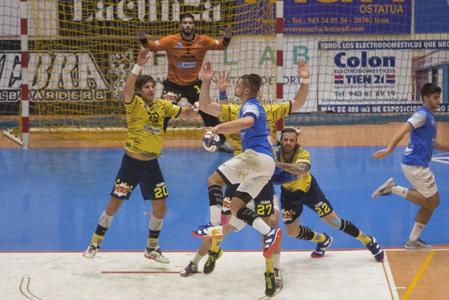 El Bidasoa-Irun ha cerrado el 2018 con una nueva alegría. El equipo entrenado por Jacobo Cuétara sigue intratable y ha conseguido el pase a la siguiente ronda de la Copa del Rey.