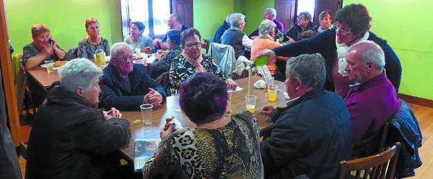Los socios de la asociación de jubilados y pensionistas se reunieron en el hogar para disfrutar del tradicional pintxo de txistorra. 