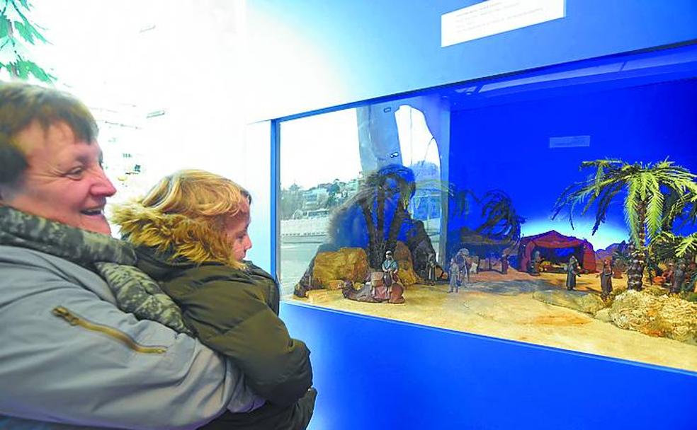 Expectación en la carpa frente a Santa Catalina. 