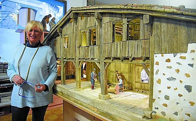 Rosa Garmendia, con su caserío Igartubeiti, en los locales de la Asociación Belenista en Loiola, antes de llevarlo a la Diputación. 