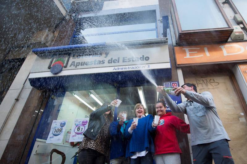 Los dueños de la administración de Loterias y Apuestas del Estado número 3 de Torrelavega, celebran el quinto premio de la Lotería de Navidad que han repartido con el número 29031.