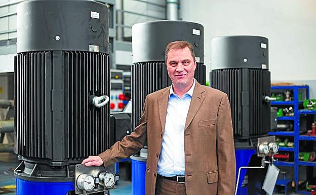 Matthias Guterl, ante algunas de las bombas que se fabrican en la planta de Zarautz.