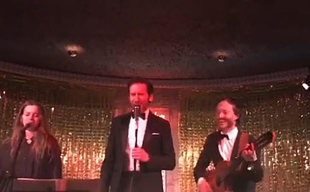 Borja Sémper canta 'Lady Donosti' junto a Pablo Benegas en una fiesta