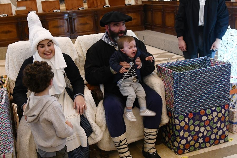 Mari Domingi y Olentzero han recibido las cartas de los más pequeños