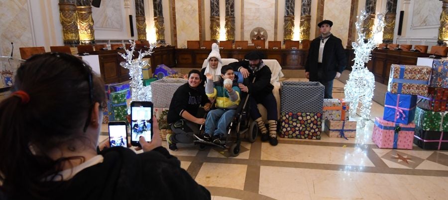 Mari Domingi y Olentzero han recibido las cartas de los más pequeños