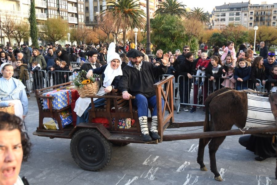 Mari Domingi y Olentzero han recibido las cartas de los más pequeños