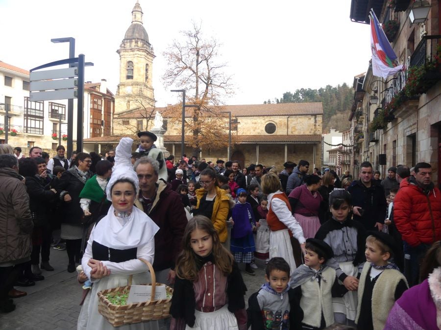 El carbonero y su acompañante han recogido las cartas de los más pequeños. 