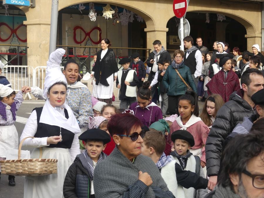 El carbonero y su acompañante han recogido las cartas de los más pequeños. 
