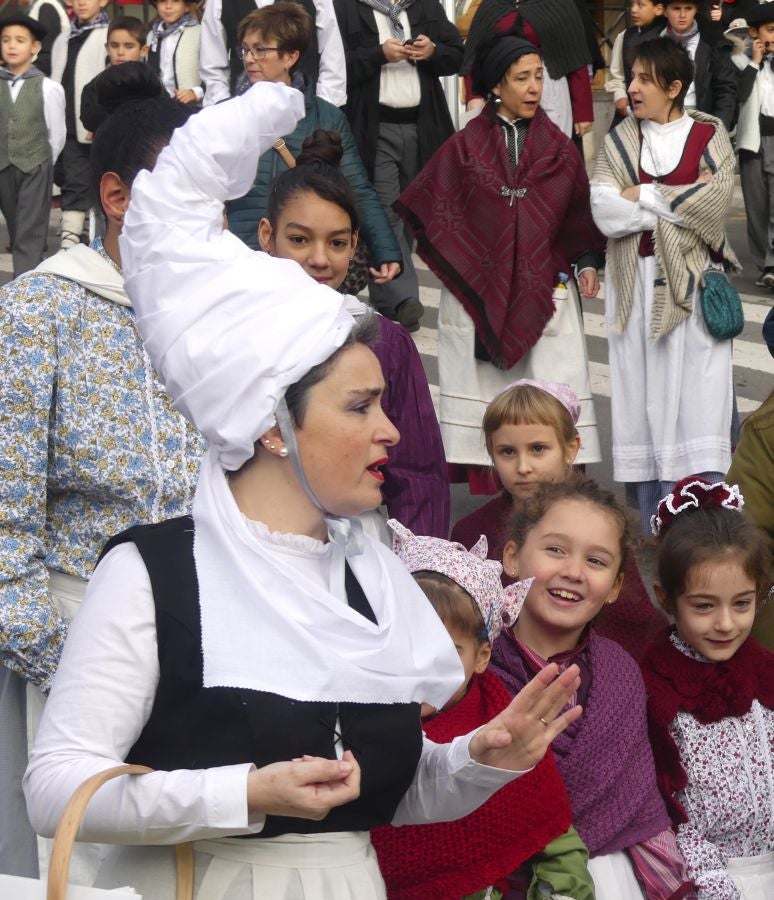 El carbonero y su acompañante han recogido las cartas de los más pequeños. 