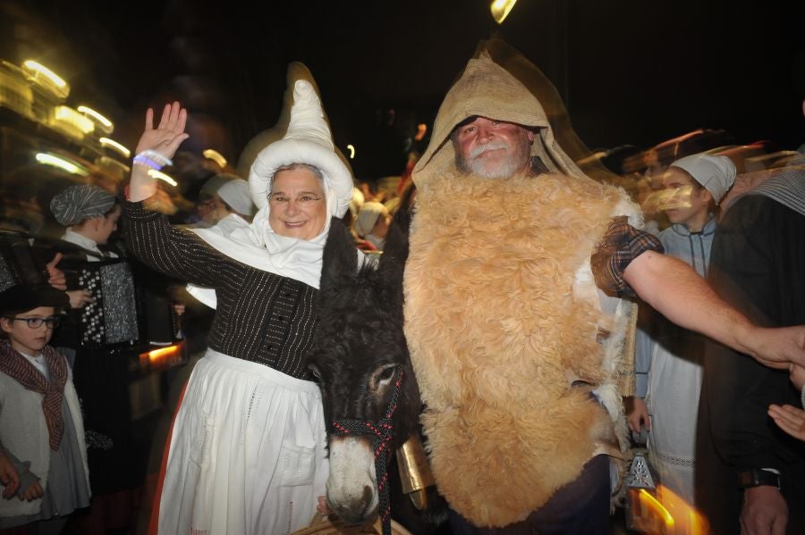 Los niños y niñas de Andoain recibieron con ilusión la visita del carbonero y Mari Domingi