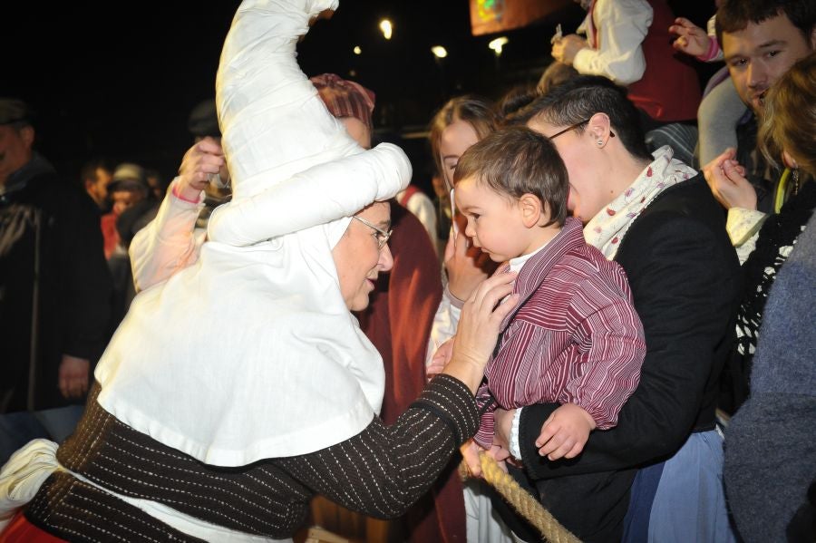 Los niños y niñas de Andoain recibieron con ilusión la visita del carbonero y Mari Domingi