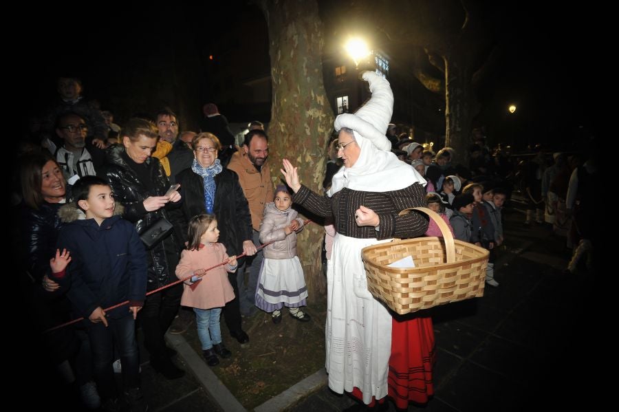 Los niños y niñas de Andoain recibieron con ilusión la visita del carbonero y Mari Domingi