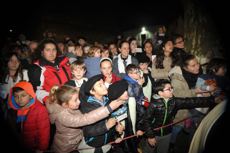 Los niños y niñas de Andoain recibieron con ilusión la visita del carbonero y Mari Domingi