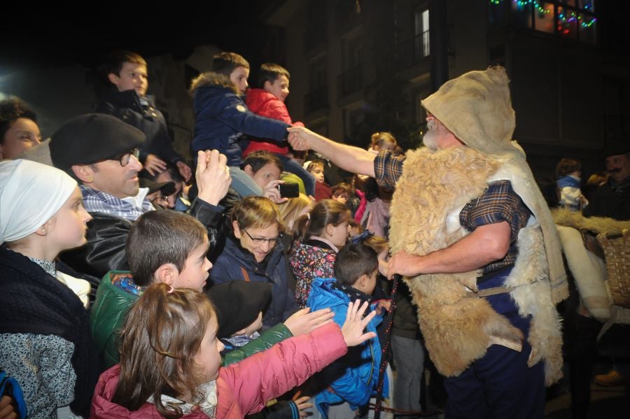 Los niños y niñas de Andoain recibieron con ilusión la visita del carbonero y Mari Domingi