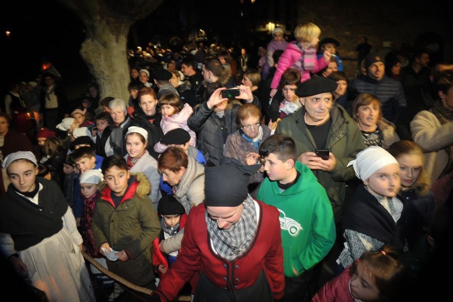 Los niños y niñas de Andoain recibieron con ilusión la visita del carbonero y Mari Domingi