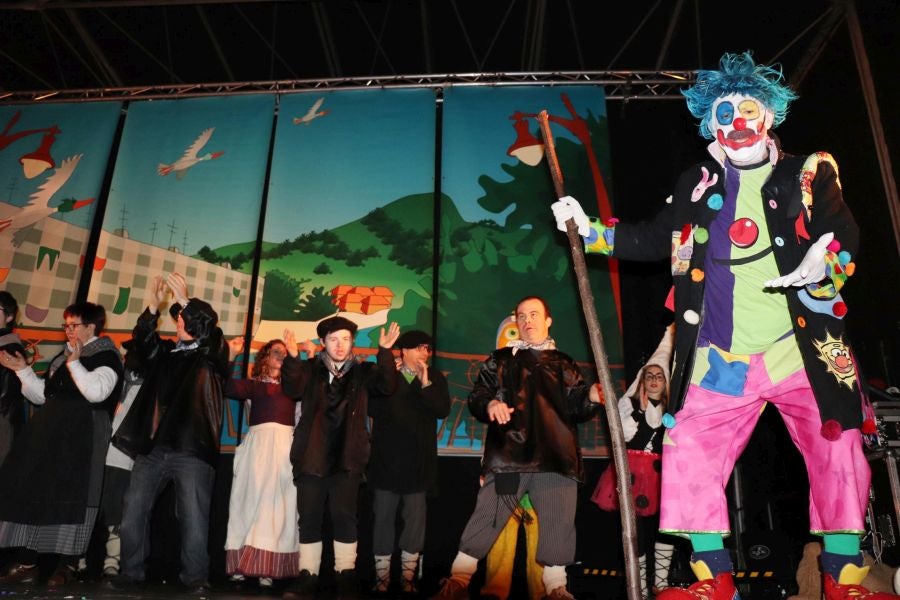 Los niños y las niñas de Lasarte-Oria disfrutaron de lo lindo con la visita de Mari Domingi y Olentzero