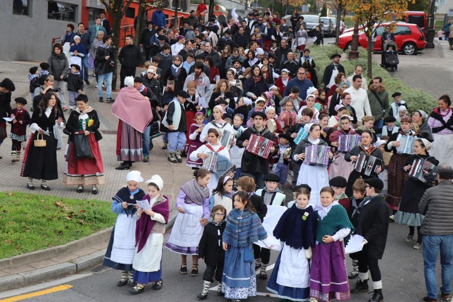 Los niños y las niñas de Lasarte-Oria disfrutaron de lo lindo con la visita de Mari Domingi y Olentzero