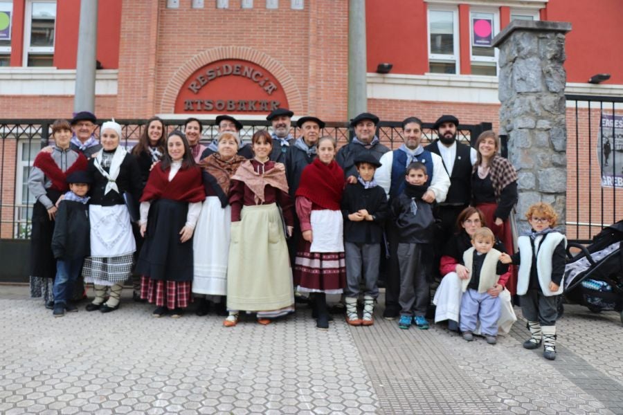 Los niños y las niñas de Lasarte-Oria disfrutaron de lo lindo con la visita de Mari Domingi y Olentzero