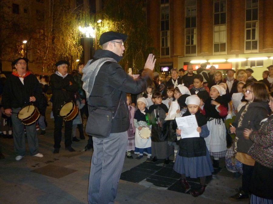 Los niños y niñas acudieron ilusionados a recibir a Olentzero y Mari Domingi.