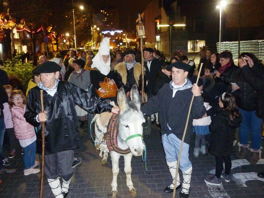 Los niños y niñas acudieron ilusionados a recibir a Olentzero y Mari Domingi.