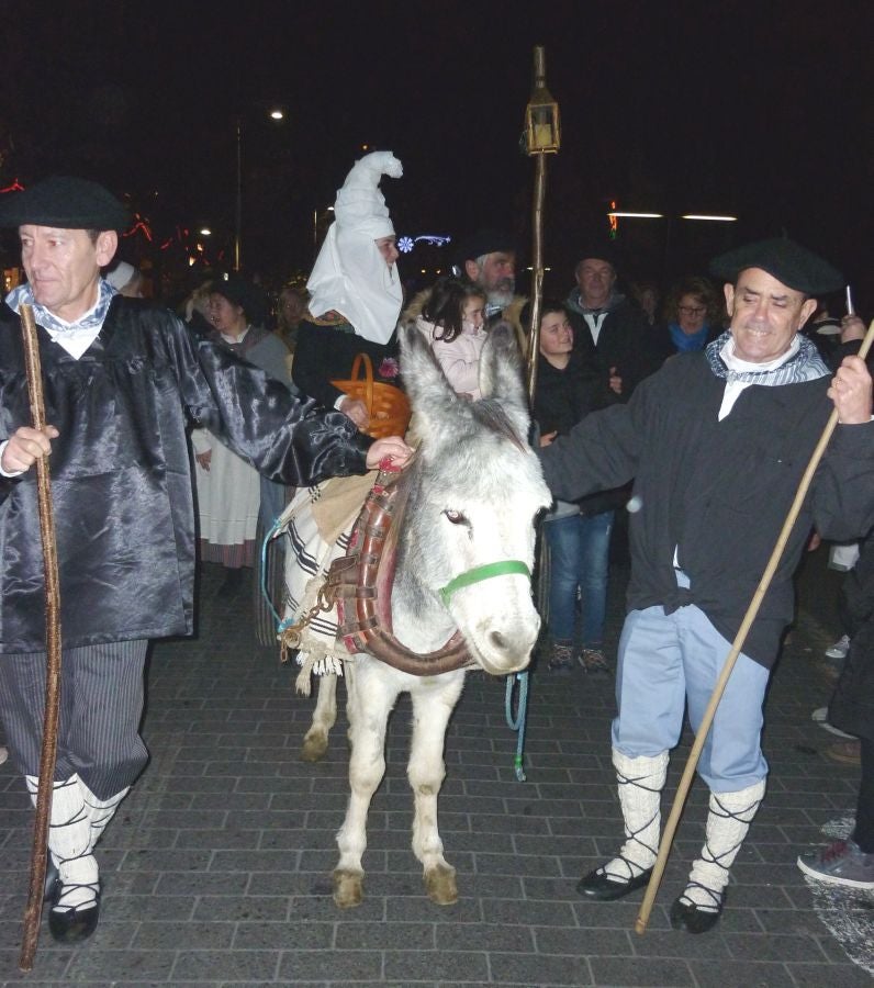 Los niños y niñas acudieron ilusionados a recibir a Olentzero y Mari Domingi.