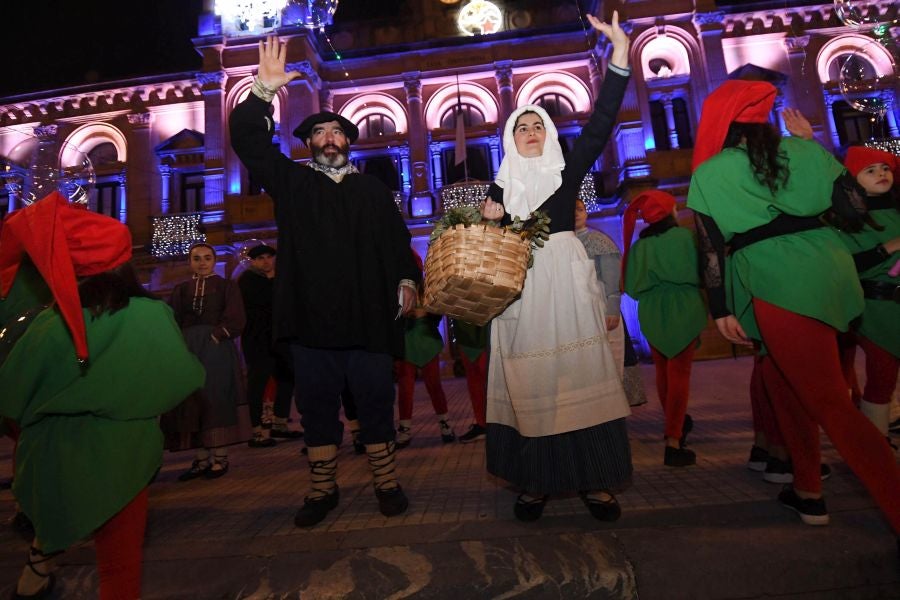 Mari Domingi y Olentzero han recibido las cartas de los más pequeños