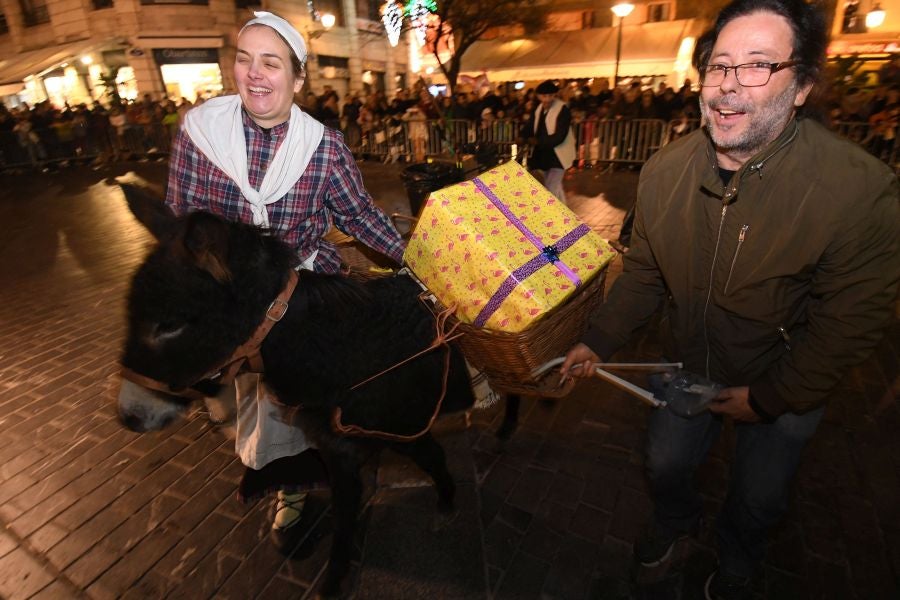 Mari Domingi y Olentzero han recibido las cartas de los más pequeños