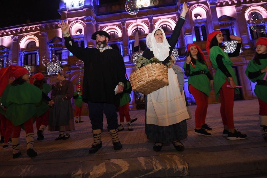 Mari Domingi y Olentzero han recibido las cartas de los más pequeños