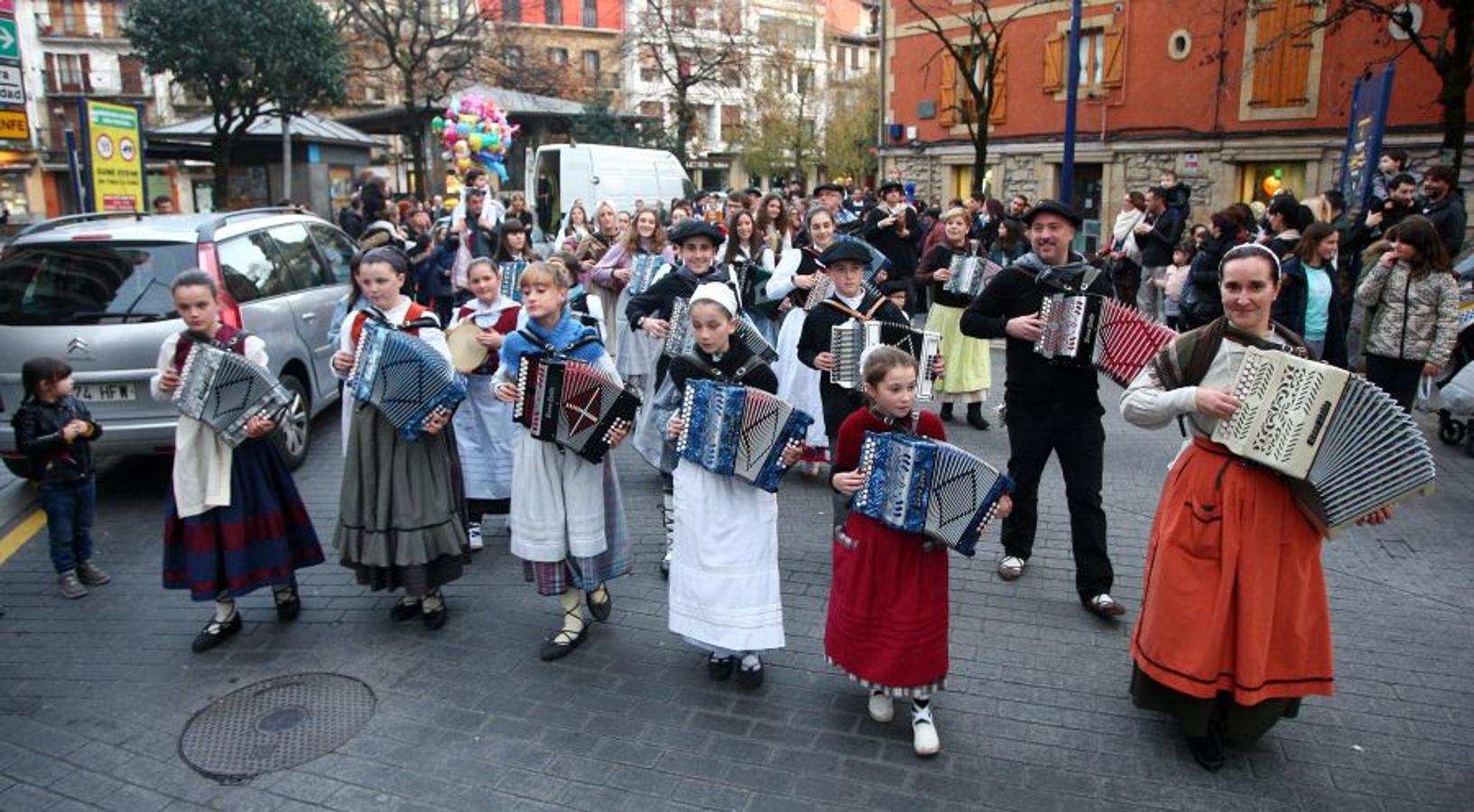 Los Olentzeros de Lau Haizetara y Ereintza han animado las calles de Errenteria