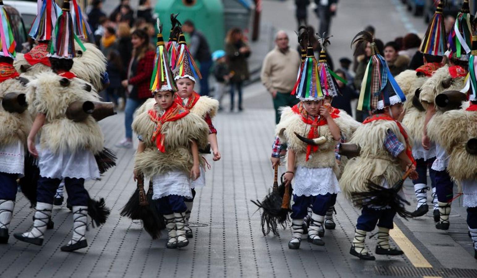 Los Olentzeros de Lau Haizetara y Ereintza han animado las calles de Errenteria