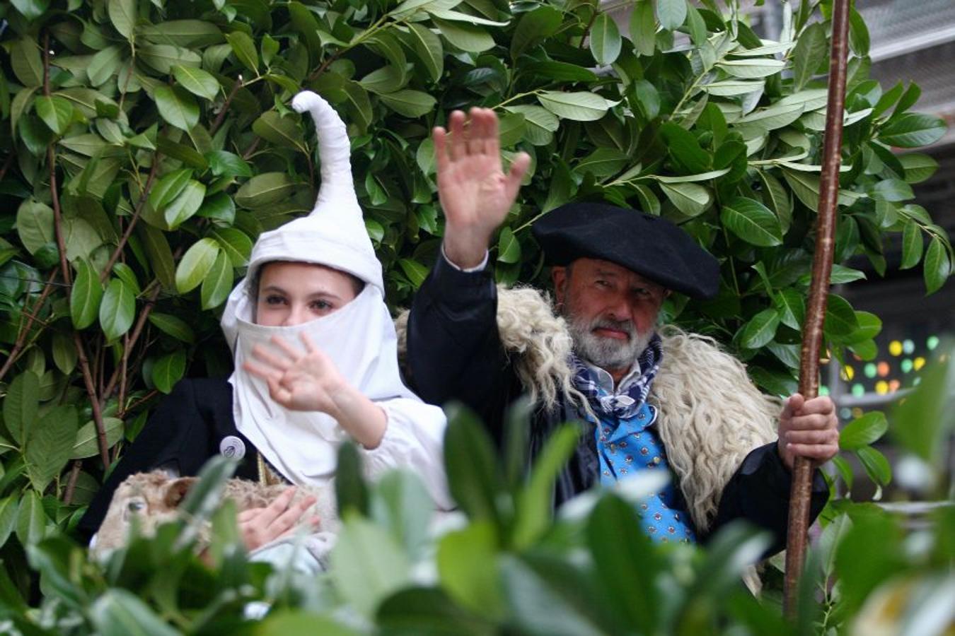 Los Olentzeros de Lau Haizetara y Ereintza han animado las calles de Errenteria