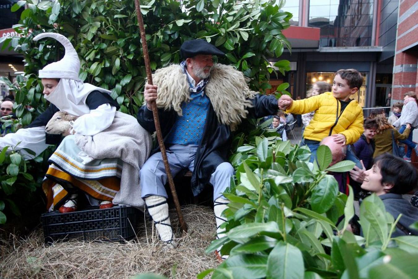 Los Olentzeros de Lau Haizetara y Ereintza han animado las calles de Errenteria