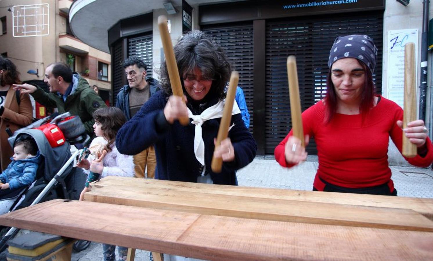 Los Olentzeros de Lau Haizetara y Ereintza han animado las calles de Errenteria
