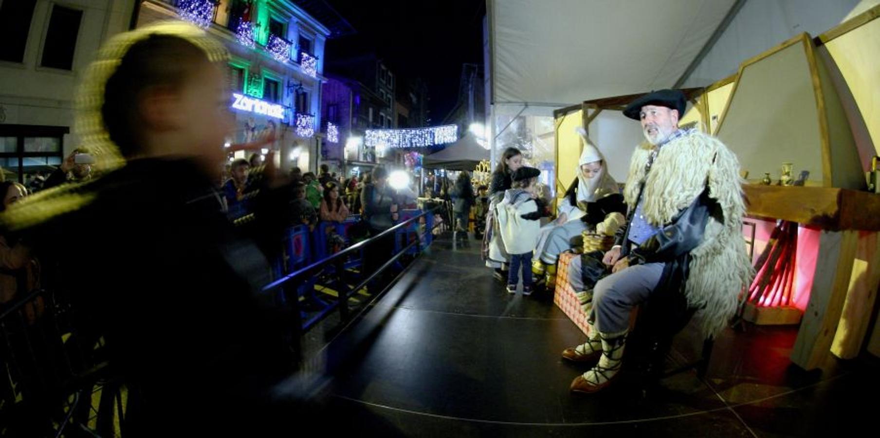 Los Olentzeros de Lau Haizetara y Ereintza han animado las calles de Errenteria