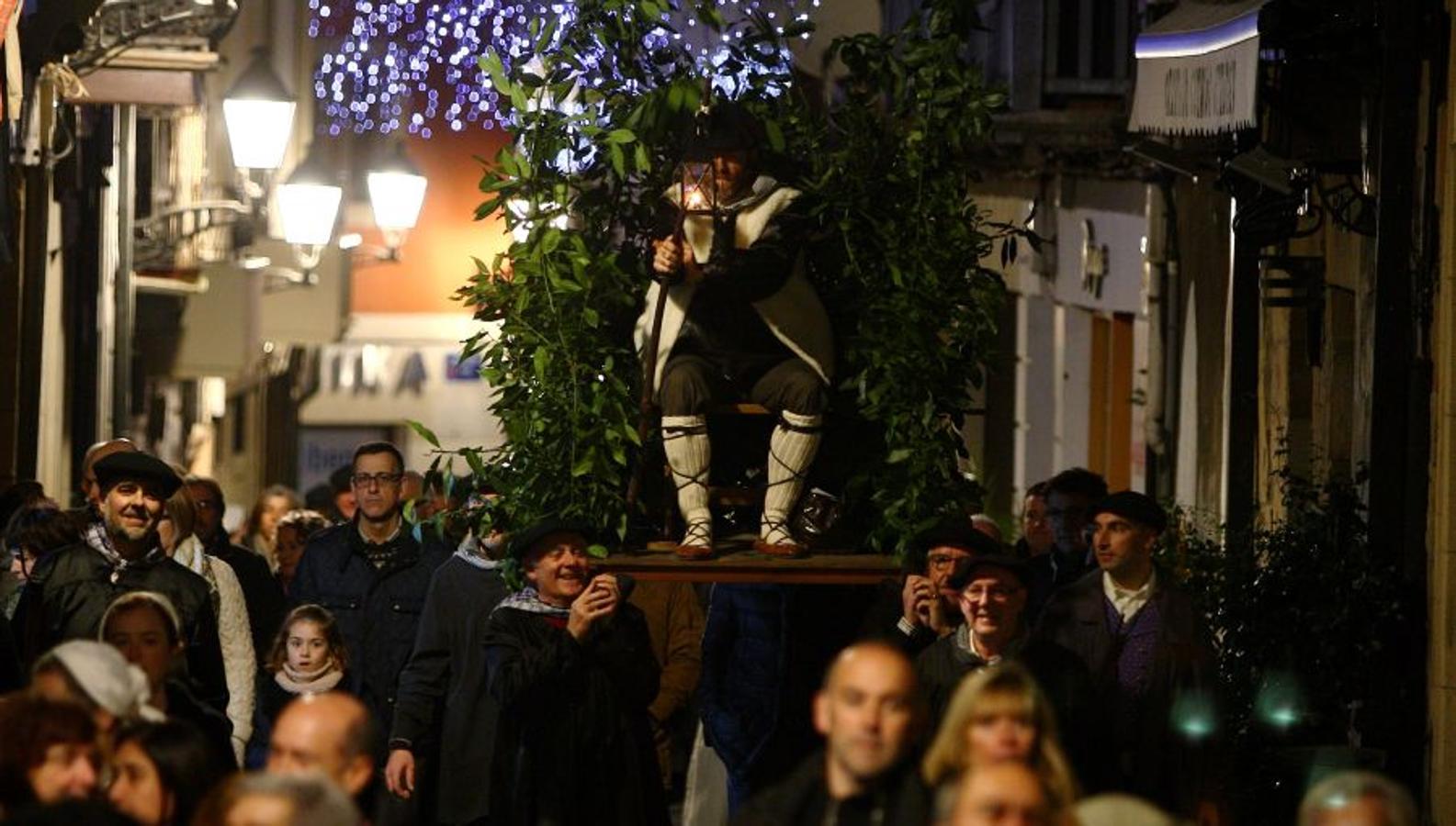 Los Olentzeros de Lau Haizetara y Ereintza han animado las calles de Errenteria