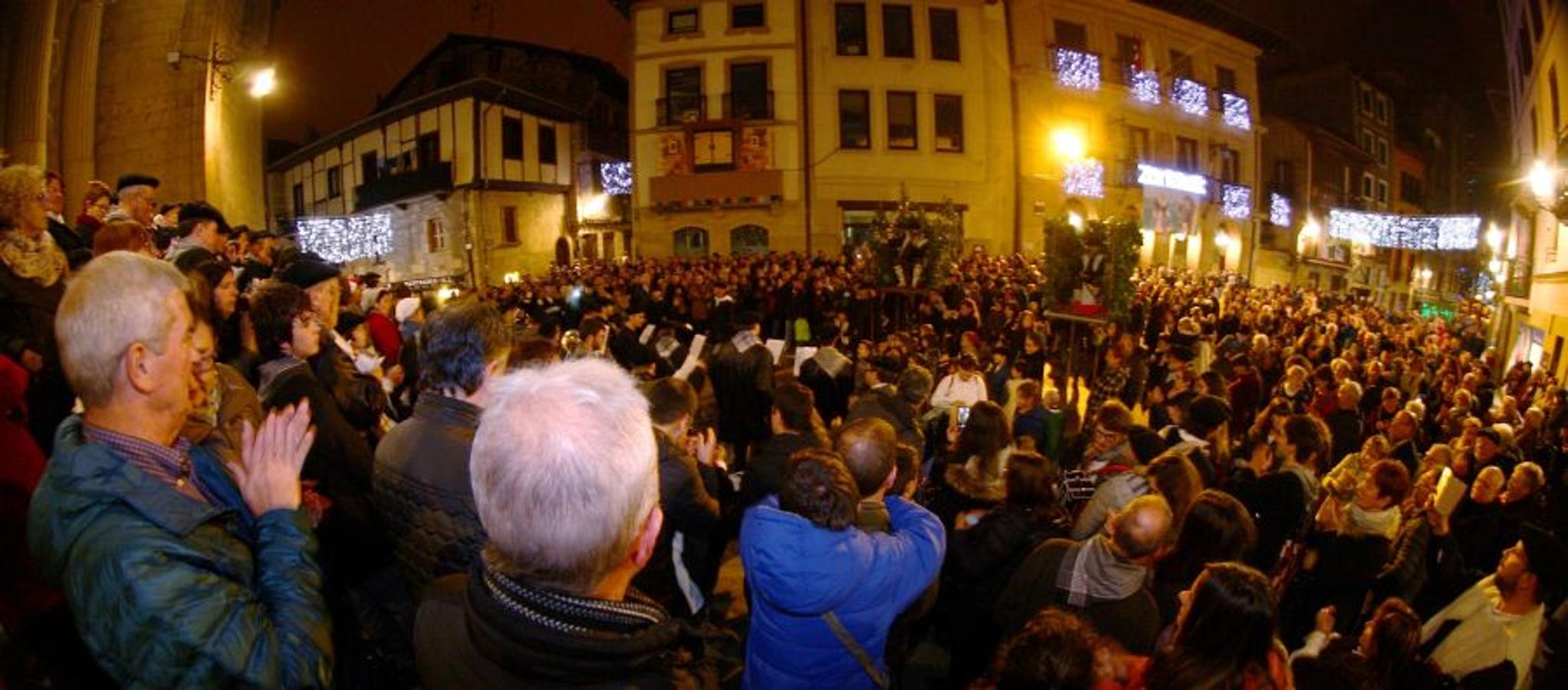 Los Olentzeros de Lau Haizetara y Ereintza han animado las calles de Errenteria