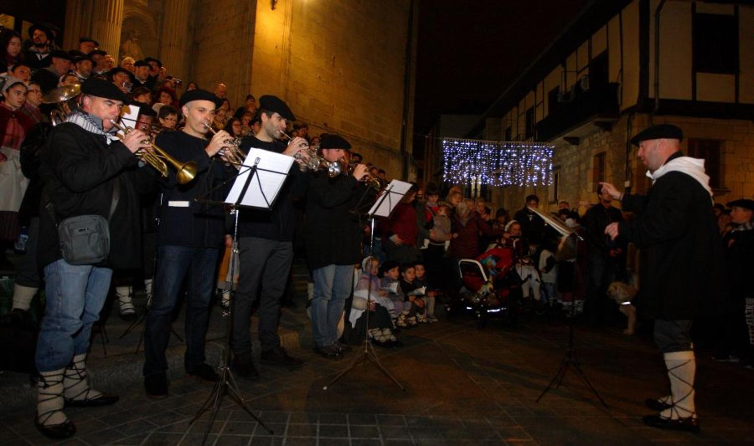 Los Olentzeros de Lau Haizetara y Ereintza han animado las calles de Errenteria