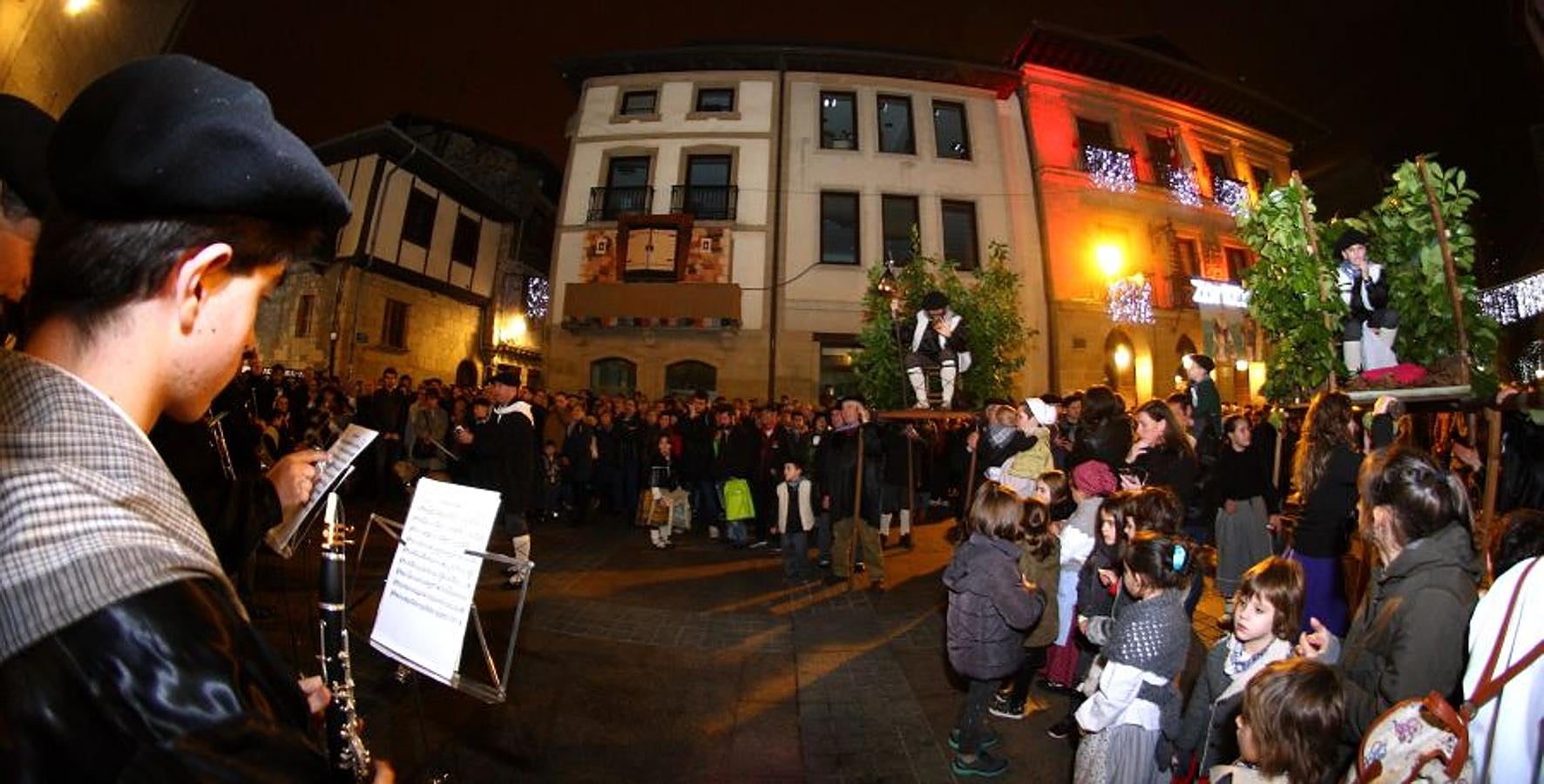 Los Olentzeros de Lau Haizetara y Ereintza han animado las calles de Errenteria