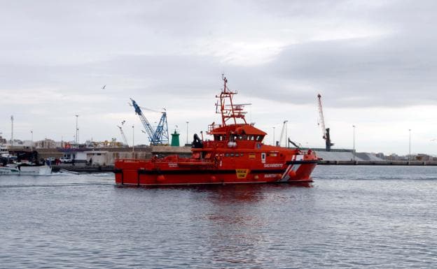 Rescatan una patera con 63 inmigrantes en el Estrecho