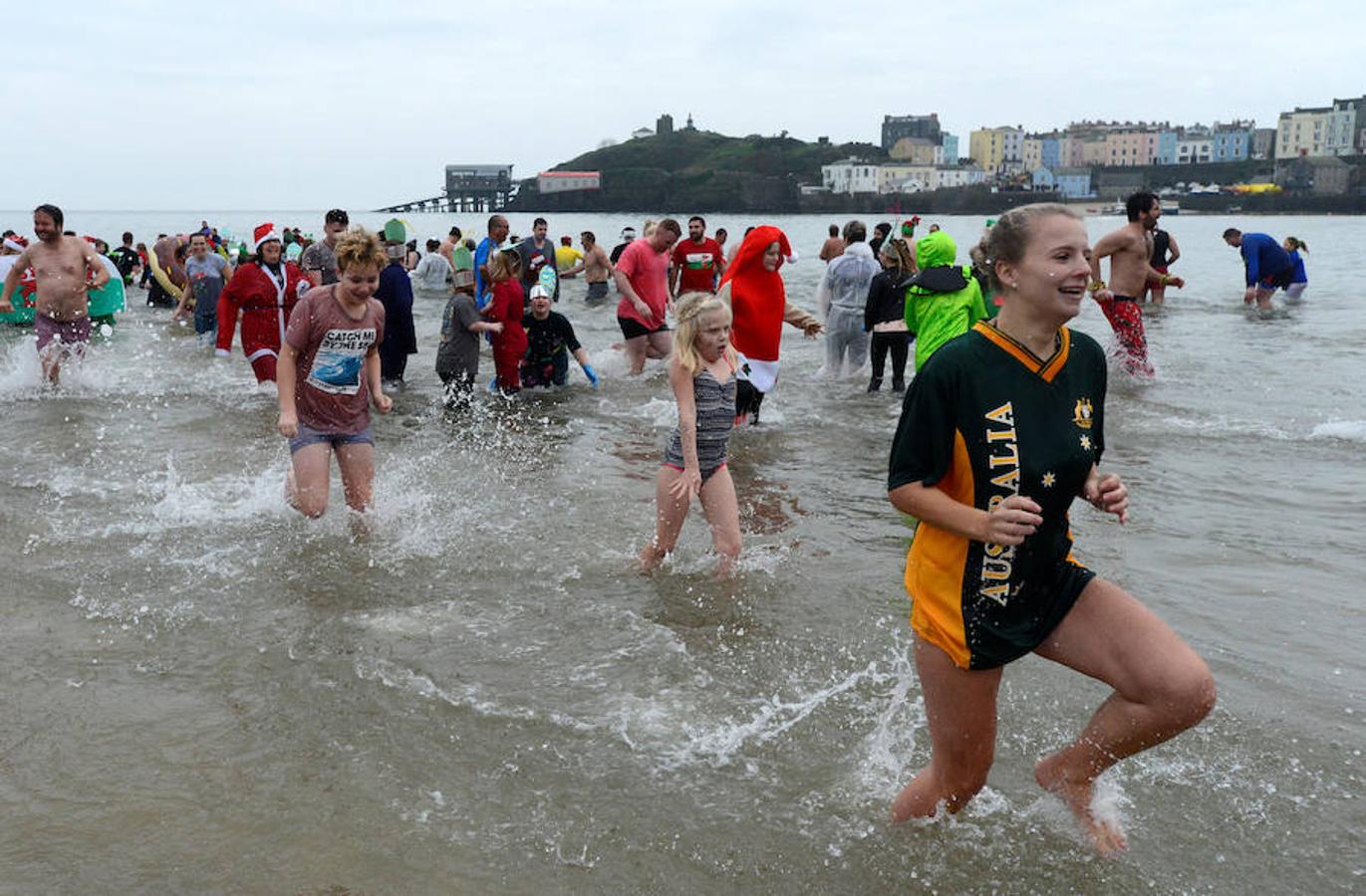 La playa de North Beach de la localidad galesa de Temby celebró la 48 edición de una carrera de natación muy especial 